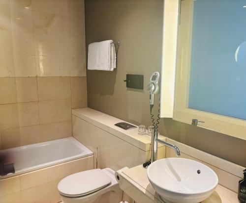 Bilik mandi di Max Brown Hotel 5th District, part of Sircle Collection