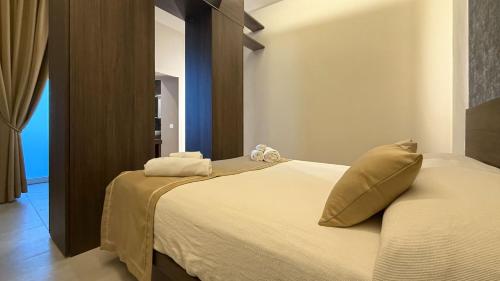 a bedroom with a bed with two towels on it at Shanti Rooms & Apartments Castello in Bacoli
