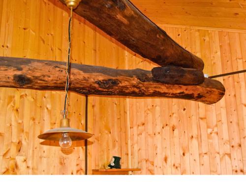 a wooden beam hanging from the ceiling of a room at B&B Levigliani in Levigliani