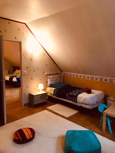 une petite chambre avec un lit et un miroir dans l'établissement Maison familiale jardin wifi 17km Beauval, à Villentrois