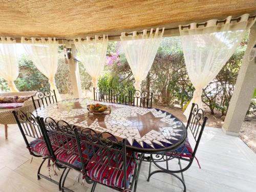 Balkón nebo terasa v ubytování Magnifica Villa en corazón de Saly ! con piscina
