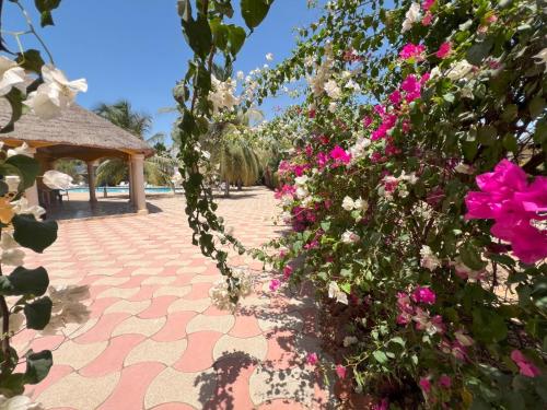 Zahrada ubytování Magnifica Villa en corazón de Saly ! con piscina