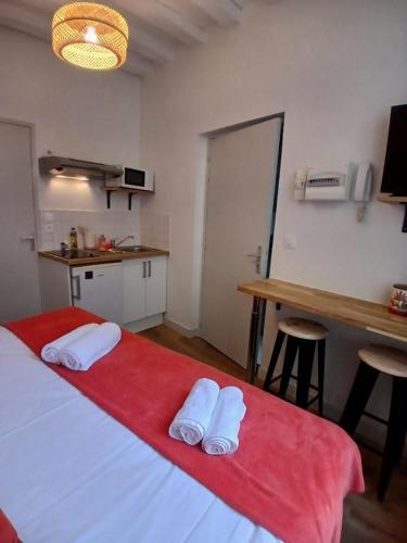- une chambre avec un lit et 2 serviettes blanches dans l'établissement STUDIO CENTRE VILLE ANGERS RDC - 2 personnes, à Angers