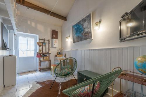 un salon avec deux chaises et une table dans l'établissement La Mirmilly - 100m de la plage, à La Plaine-sur-Mer