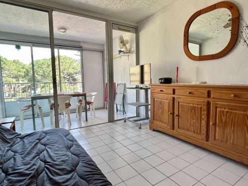 - un salon avec une table et un miroir dans l'établissement Appartement Studio - 4 Couchages - ARGELES SUR MER AR070-139, à Argelès-sur-Mer