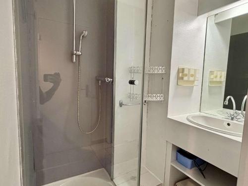 une salle de bain blanche avec une douche et un lavabo dans l'établissement Appartement Studio - 4 Couchages - ARGELES SUR MER AR070-139, à Argelès-sur-Mer