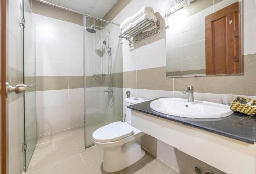 a bathroom with a toilet and a sink and a shower at Thúy Apartment Hải Phòng in Hai Phong