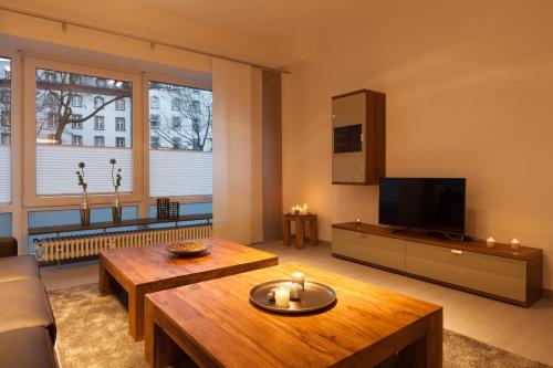 ein Wohnzimmer mit einem Couchtisch und einem TV in der Unterkunft Ferienwohnung Luxus-Koblenz in Koblenz