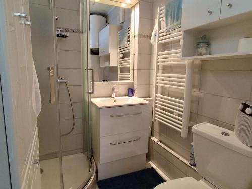 une petite salle de bain avec un lavabo et des toilettes dans l'établissement Appartement T2 - 4 couchages - ARGELES SUR MER AR850-173, à Argelès-sur-Mer