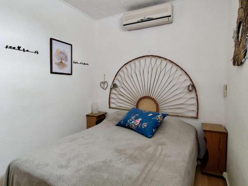 - une chambre avec un lit et un ventilateur mural dans l'établissement Appartement T2 - 4 couchages - ARGELES SUR MER AR850-173, à Argelès-sur-Mer