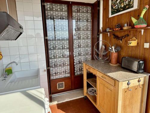 une salle de bain avec une baignoire, un lavabo et une douche dans l'établissement Appartement 2 pièces - 4 couchages - ARGELES SUR MER AR200-086, à Argelès-sur-Mer