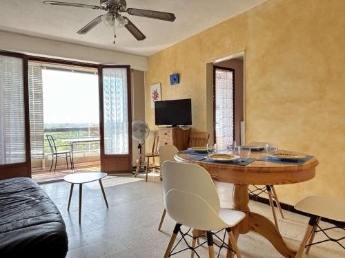 - un salon avec une table, des chaises et une télévision dans l'établissement Appartement 2 pièces - 4 couchages - ARGELES SUR MER AR200-086, à Argelès-sur-Mer