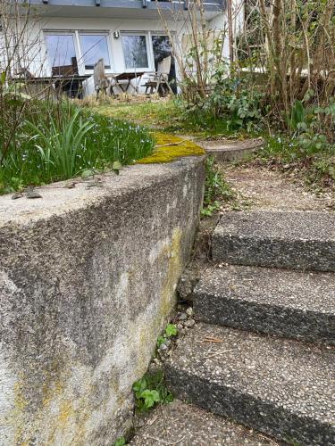 a set of concrete steps in front of a house at 2 Zimmer Ferienwohnung mit Terrasse fußläufig zu S-Bahn nach München und See in Wörthsee