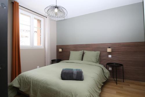 une chambre avec un grand lit et une fenêtre dans l'établissement LES CARMES-Climatisation-Confort-WiFi-Hypercentre-Netflix, à Avignon