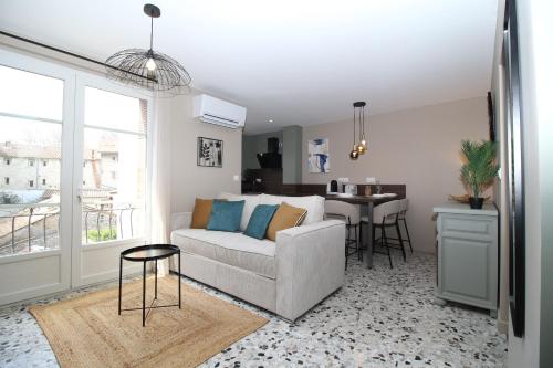 un salon avec un canapé et une table dans l'établissement LES CARMES-Climatisation-Confort-WiFi-Hypercentre-Netflix, à Avignon