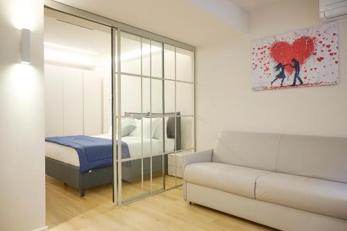 a living room with a couch and a bed at Milan Retreats Fiera Milano City in Milan