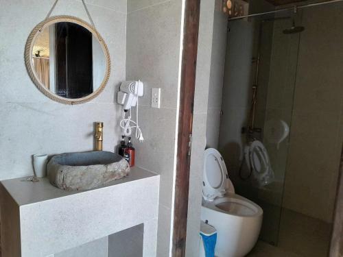 a bathroom with a sink and a toilet and a mirror at Hành Ngò Homestay - Hòn Đỏ Ninh Thuận in Thôn Dư Khánh