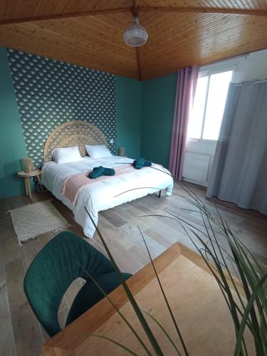 une chambre avec un lit dans une pièce avec une fenêtre dans l'établissement La maisonnette de Gaby, à Saint-Hilaire-de-Riez