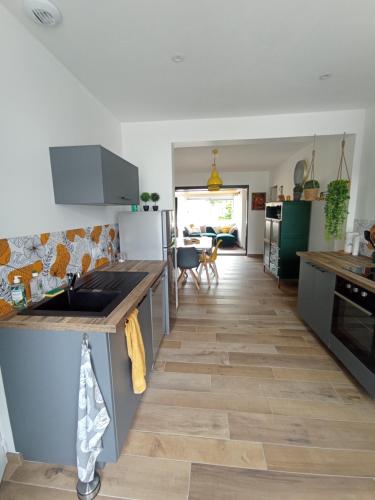 une cuisine avec un évier et un plan de travail dans l'établissement La maisonnette de Gaby, à Saint-Hilaire-de-Riez