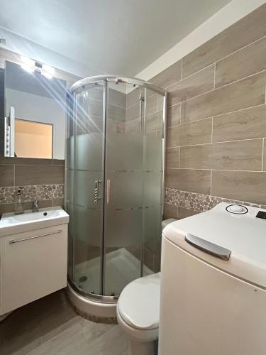 une salle de bain avec une douche, des toilettes et un lavabo dans l'établissement Lemon - Balcon et Parking - Proximité Château, à Versailles