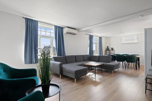 a living room with a couch and chairs at Stort hus med 7 soverom på Eik in Tønsberg