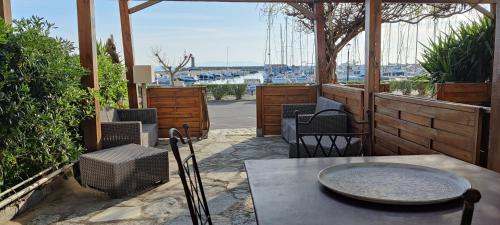 RoglianoにあるLa marineの港の景色を望むパティオ(テーブル、椅子付)