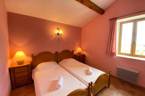 une chambre avec un lit avec un lavabo et une fenêtre dans l'établissement 04B9 Beautiful T3 in the heart of lavender - pool, à Brunet