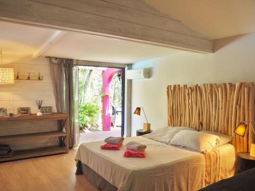 una camera da letto con un letto con due asciugamani sopra di Villa 66 a L'Ermitage-Les-Bains