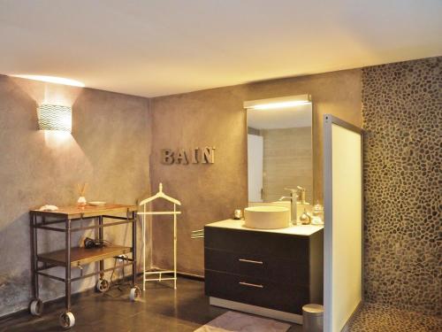un bagno con lavandino e specchio di Villa 66 a L'Ermitage-Les-Bains