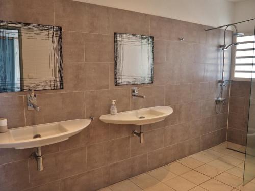 Ένα μπάνιο στο Villa Sable d Or