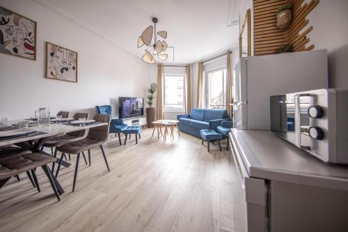 un salon avec une cuisine et une salle à manger dans l'établissement Le Blue Chic - Nancy Thermal, à Nancy