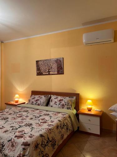 a bedroom with a bed and two lamps on tables at Affittacamere Cappuccini in Sassari