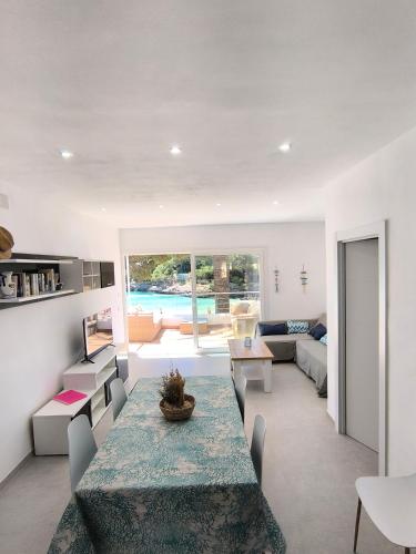 a living room with a table and a couch at BUNGALOW 26 in Cala d´Or