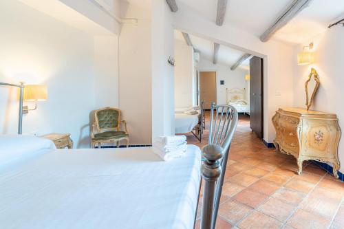 a bedroom with a bed and a desk in a room at Al Palmento Relais in Siracusa