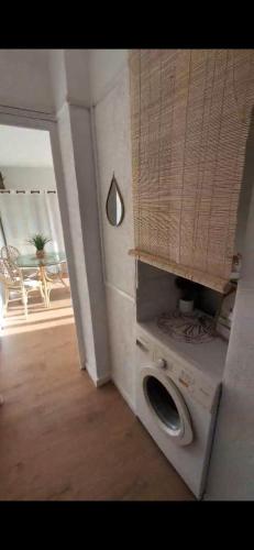 - une salle de bains pourvue d'un lave-linge dans l'établissement Les cigales de Fabregas, à La Seyne-sur-Mer