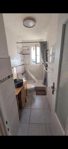 une salle de bain avec une baignoire, un lavabo et des toilettes dans l'établissement Les cigales de Fabregas, à La Seyne-sur-Mer