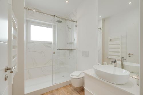 Flat w/ Balcony & Workspace by HostWise