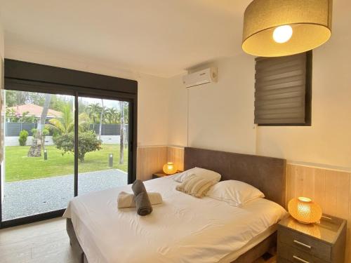 una camera da letto con un letto e una grande finestra di Villa Evasion a L'Ermitage-Les-Bains