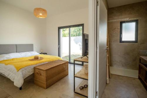 une chambre avec un lit avec une couverture jaune dans l'établissement Villa 3 chambres avec piscine privative, à Porto-Vecchio