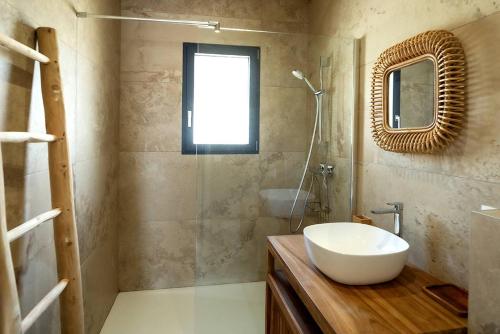une salle de bain avec un lavabo et une douche en verre dans l'établissement Villa 3 chambres avec piscine privative, à Porto-Vecchio