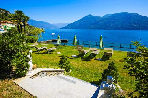 a view of a lake with chairs and a statue at Rustico alla Spiaggia in Carmine