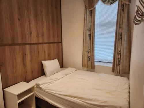 En eller flere senge i et værelse på H21D-Central-Cozy Spacious Suits family-3 bedrooms