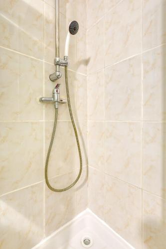 une douche avec pommeau de douche dans une salle de bain dans l'établissement Le Coin Parfait l Partner Loc, à Antony