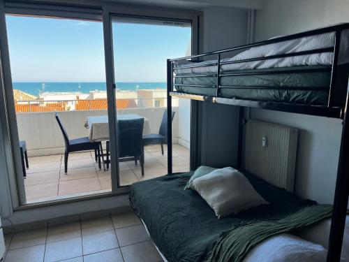 Postel nebo postele na pokoji v ubytování Carnon vue mer, charmant studio plages clim restaurants commerces