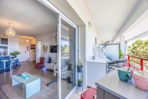 une cuisine et un salon avec une grande fenêtre dans l'établissement The Boucau Lodge - Calm - Near to Beach, à Boucau