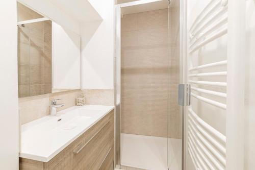 une salle de bain avec un lavabo et une douche dans l'établissement L'AGATE Wifi Centre-ville, à Angers