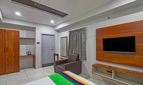 TV a/nebo společenská místnost v ubytování Hotel Abhi Suites