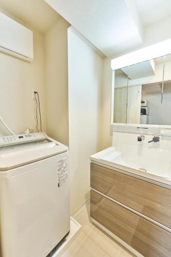 a bathroom with a sink and a mirror at Nomadland Shinagawa Omori 1004 in Tokyo