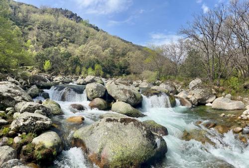 a river with rocks and waterfalls at El Cielo de la Vera in Villanueva de la Vera