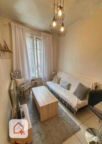 un salon avec un lit et une table dans l'établissement Studio en plein coeur de Fontainebleau, château à 3 minutes à pieds, à Fontainebleau